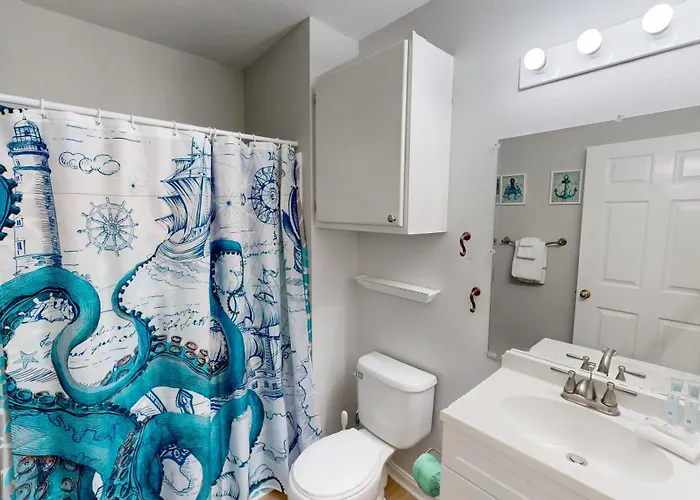 Holiday home Charming 2br W/ Private Balcony In Gulf Shores, Pool, Hot Tub Gulf Shores