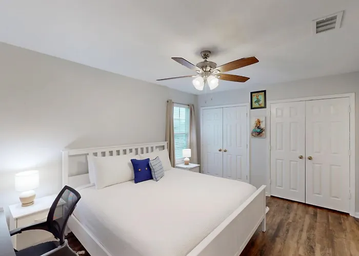 Holiday home Charming 2br W/ Private Balcony In Gulf Shores, Pool, Hot Tub