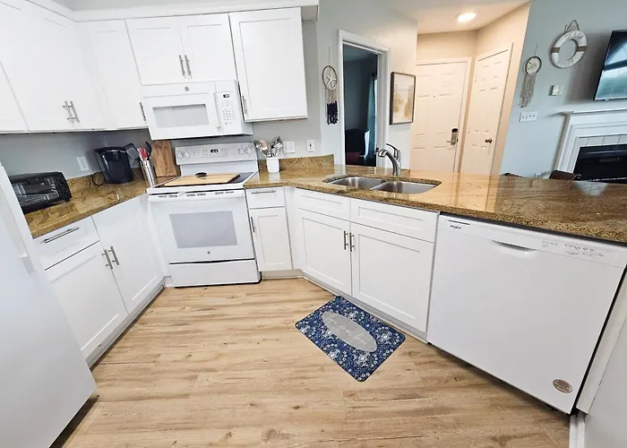 Holiday home Charming 2br W/ Private Balcony In Gulf Shores, Pool, Hot Tub Gulf Shores