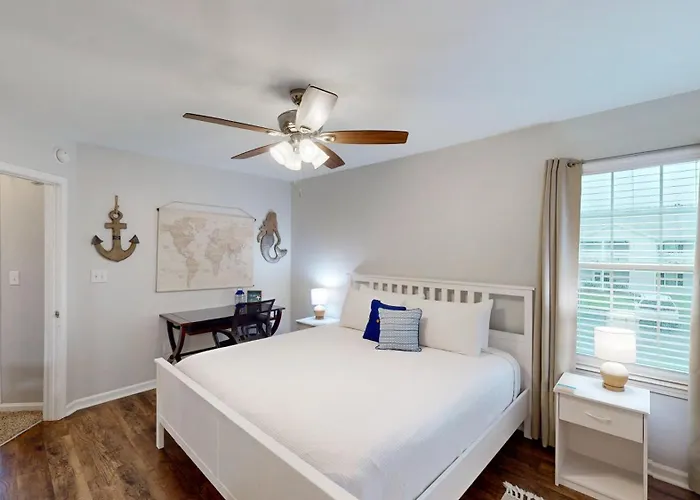 Holiday home Charming 2br W/ Private Balcony In Gulf Shores, Pool, Hot Tub