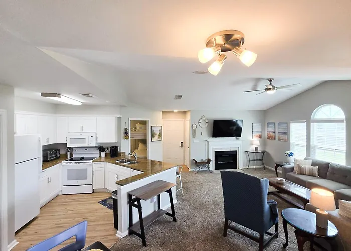Charming 2br W/ Private Balcony In Gulf Shores, Pool, Hot Tub Holiday home Gulf Shores